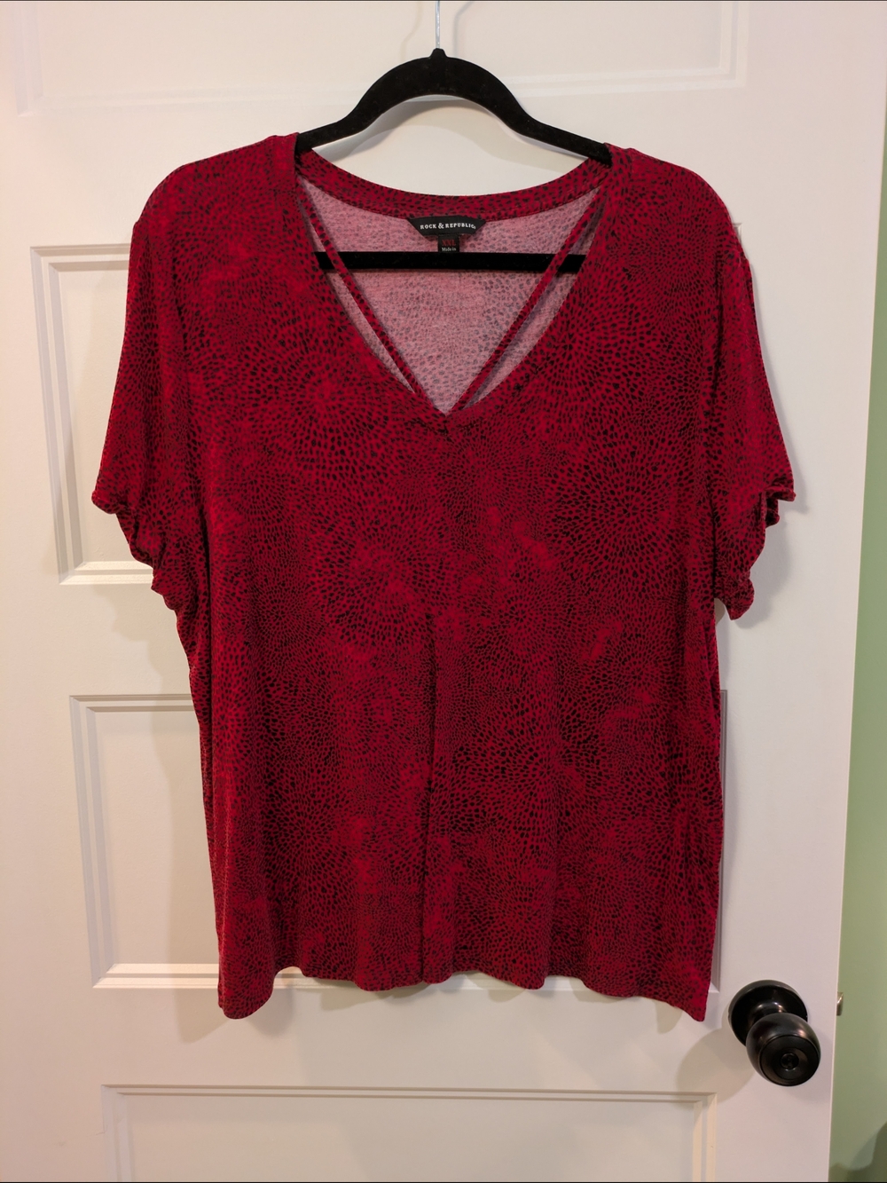 🔴3/$15 Rock & Republic Red V-Neck Short Sleeve Tee with Subtle Dot Print